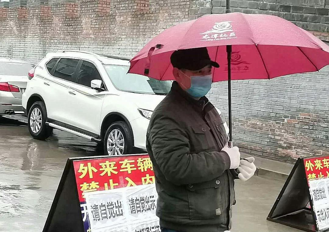 坚守在雨中的社区疫情防控卡点的“守门人”