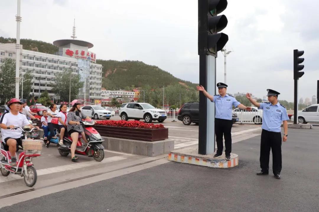 吕梁市公安局青年民警开展文明交通劝导志愿服务
