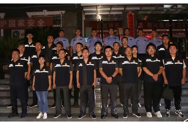 离石：夜间行动19名老赖齐落网